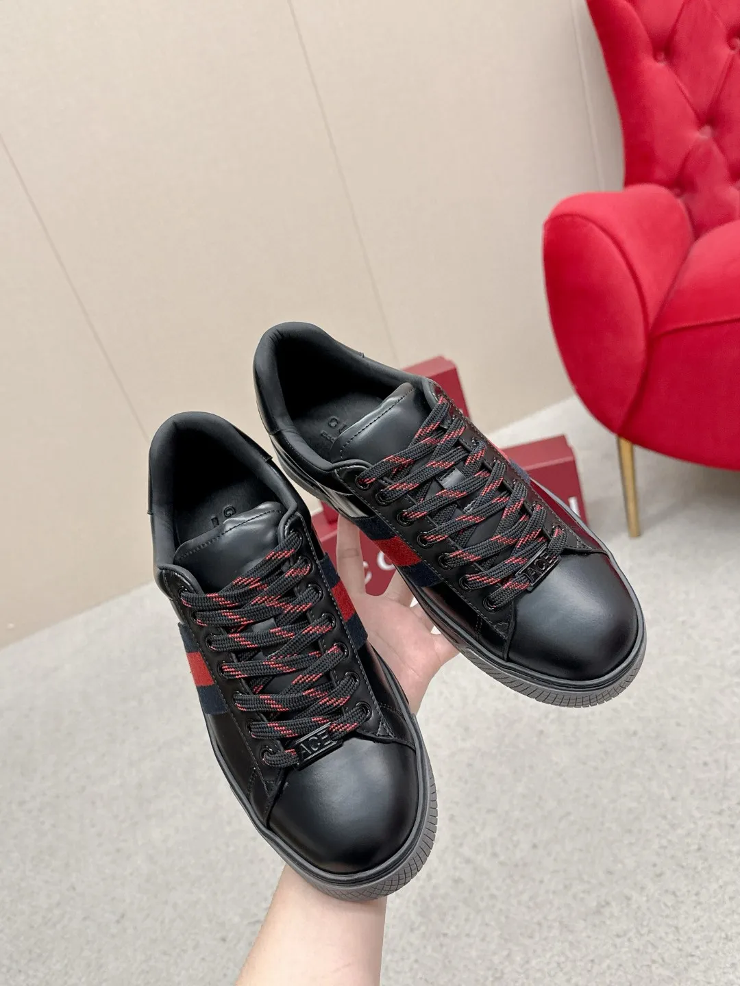 Factory price: 460💰Gucci Gucci's latest ACE series casual sports shoes, the same style as all the stars, classic brown canvas + leather stitching, the red and green stripes on the side are very recognizable. Perfect shoe last, perfect for daily casual wear, super beautiful and comfortable on the feet, a must-have for fashionistas 💯 ☑️Material: Original customized imported first-layer cowhide ☑️Inner lining: Customized imported cowhide ☑️Outsole: Original molded non-slip TPU sole ☑️Sole thickness: 2.5cm ☑️Size: Men's 38-44, customized 45